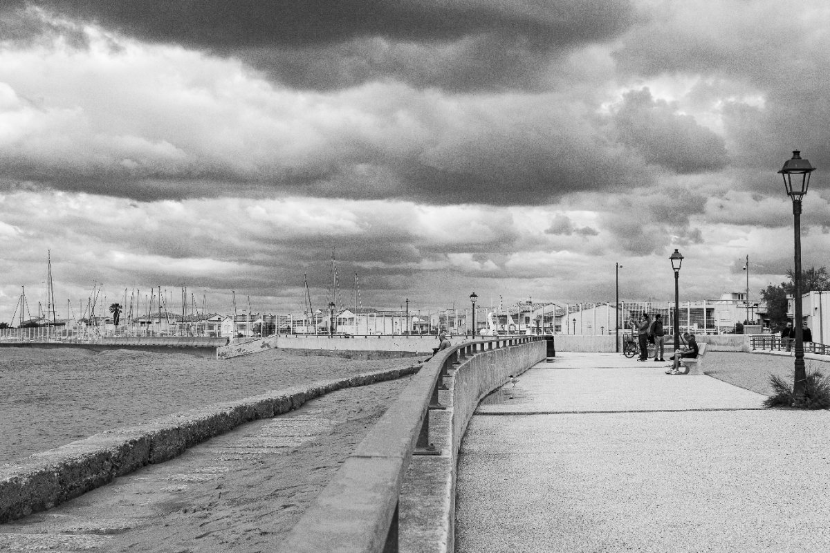 La curva del molo — Saintes-Maries-de-la-Mer, Camargue, Francia