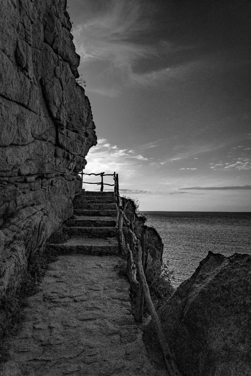 Il sentiero nella roccia — Sentiero per la spiaggia di Li Cossi, Costa Paradiso, Sardegna, Italia