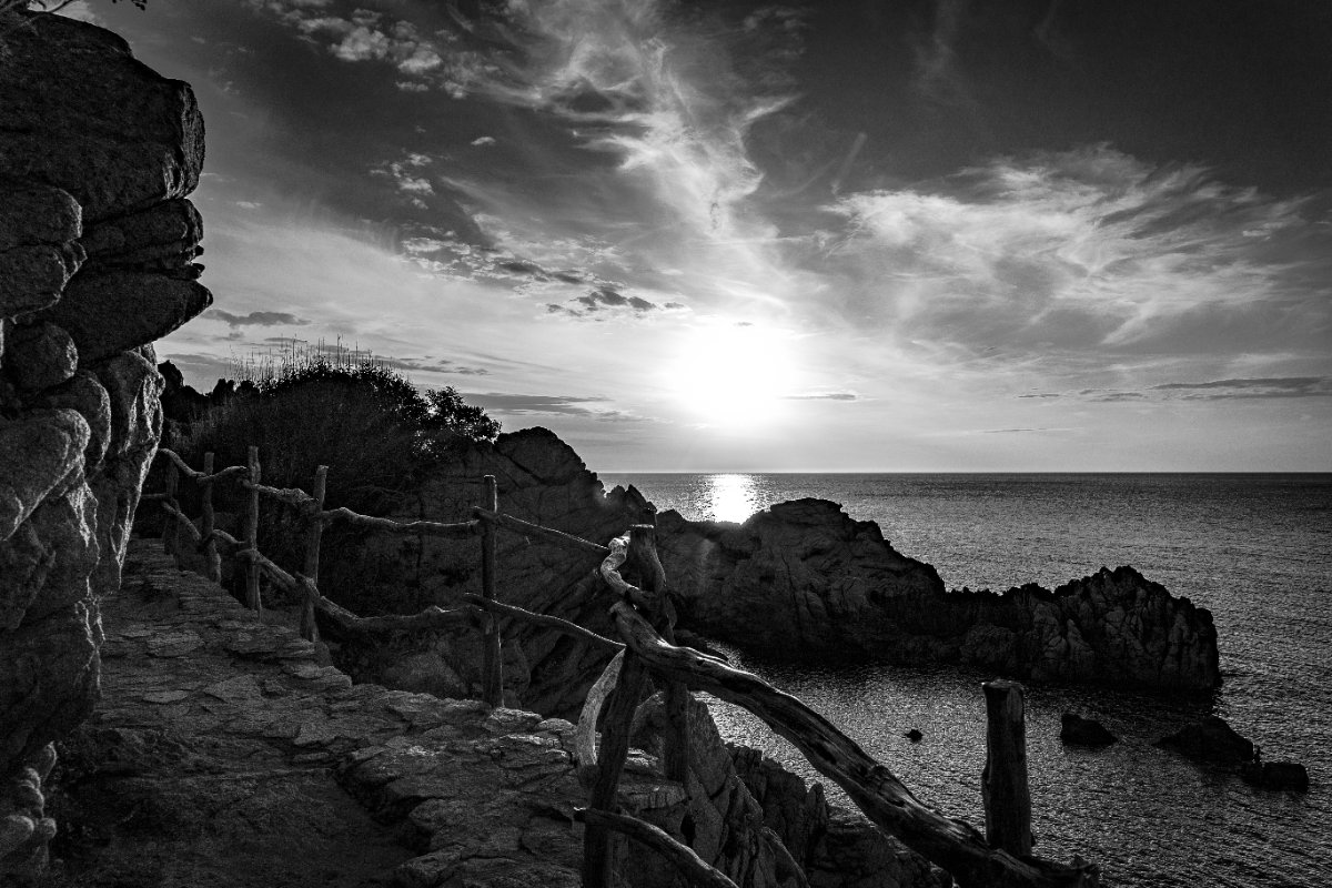 Un sentiero, il mare — Costa Paradiso, Sardegna, Italia
