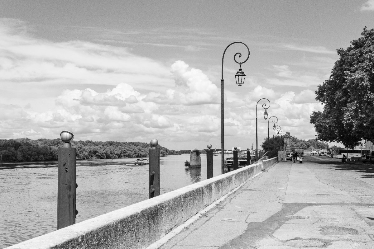 La linea del fiume — Quai du Rhône, Arles, Francia